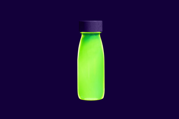 sensorische fles van petit boum met donkere achtergrond
