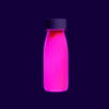 senorische fles met de kleur fluor roze met een donkere achtergrond van petit boum