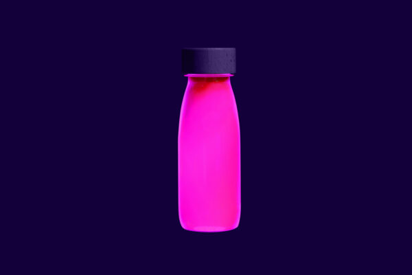 senorische fles met de kleur fluor roze met een donkere achtergrond van petit boum