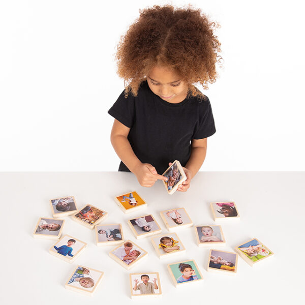Kind met emotie tegels