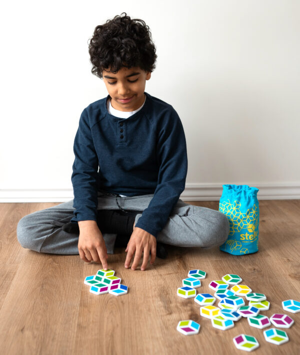 kind speelt met Stellö