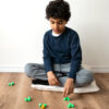 Kind is aan het spelen met spel