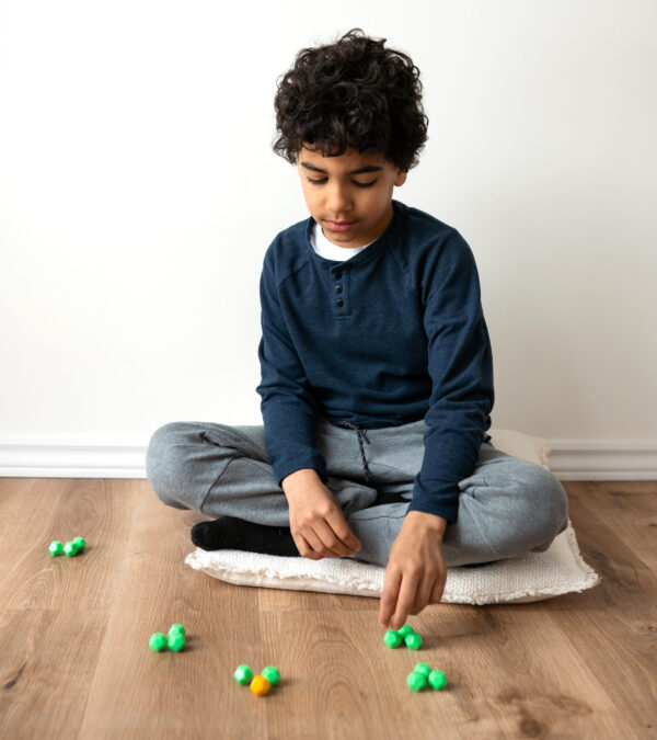 Kind is aan het spelen met spel