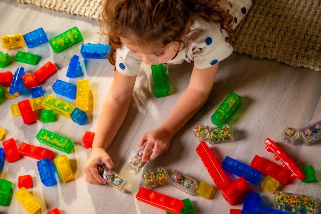 kind speelt met jelly blox