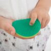 kind speelt met kleine cirkels
