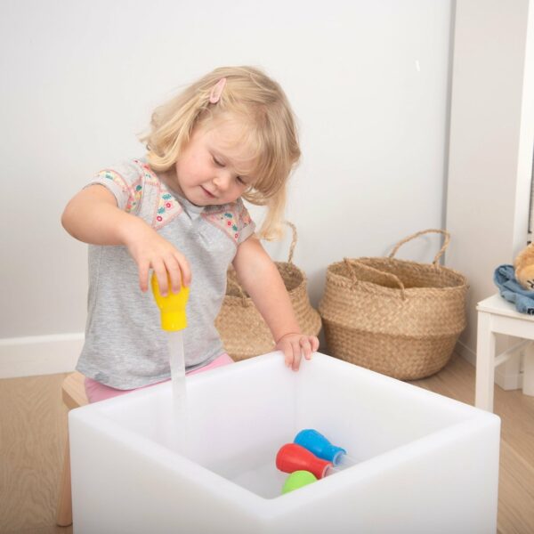kind speelt met gele pipet