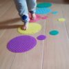 kind loopt over de sensorische cirkel set