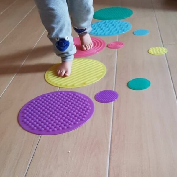 kind loopt over de sensorische cirkel set