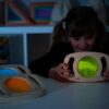 Kind speeld met glow-panel