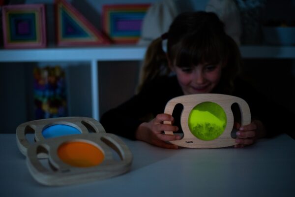 Kind speeld met glow-panel