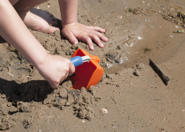 Op het strand met de kinderschep