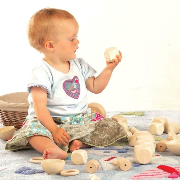 Kind speelt met houten speelgoed van Tickit