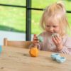 Kind speelt met silisoft sensorische ballen