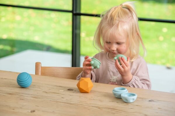Kind speelt met silisoft sensorische ballen