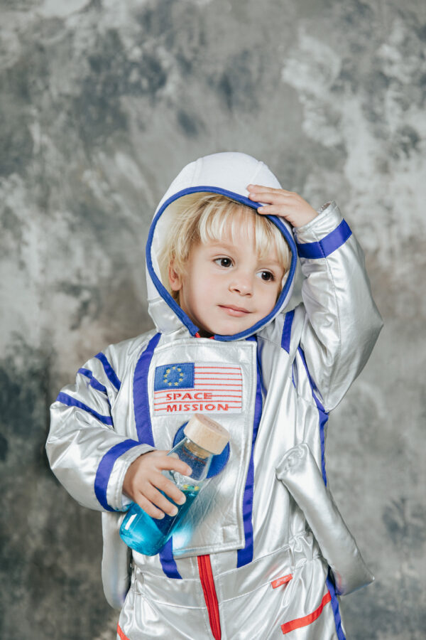 kind met de ruimte fles