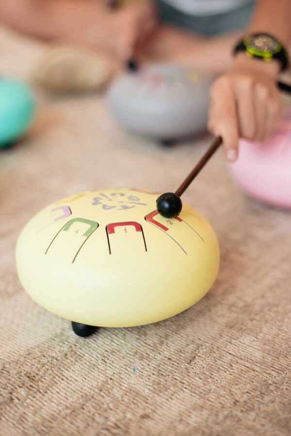 Juegaconmigo - Tambu-33 Baby Tambú geel