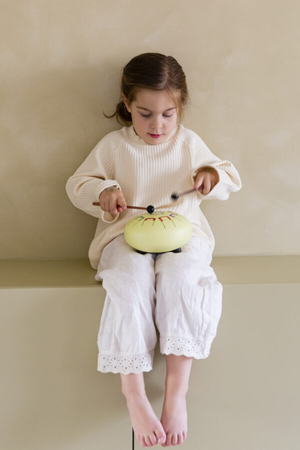 Shooting HR-110 Baby Tambú geel met kind