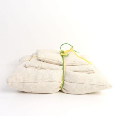 zakjes met pitten, zand en rijst