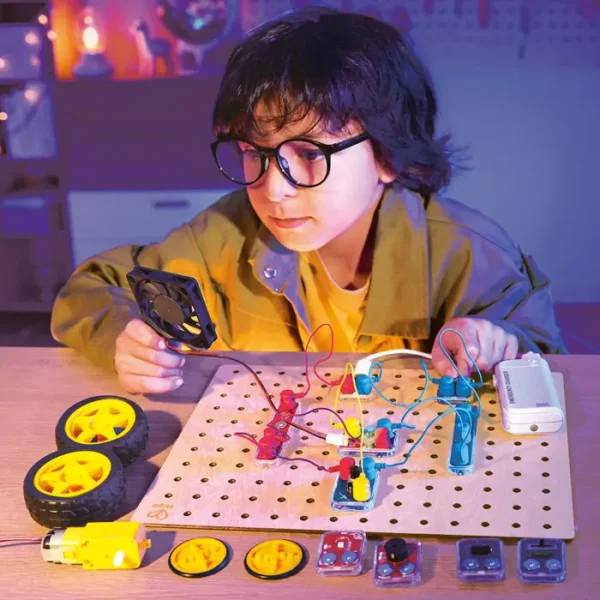 Kind met LabBox circuit explorer base