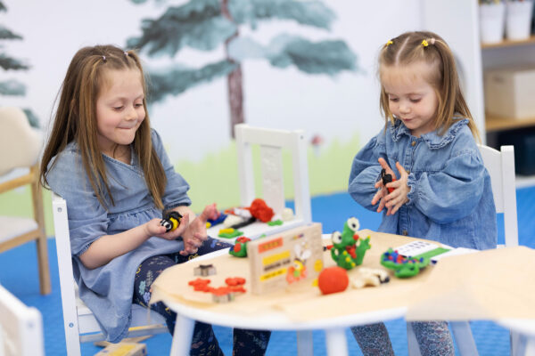 Kinderen lekker aan het spelen met de modelleerklei