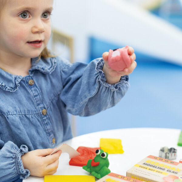 Kind speelt met modelleerklei