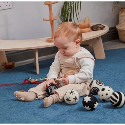 baby met set van 6 sensorische ballen zwart/wit