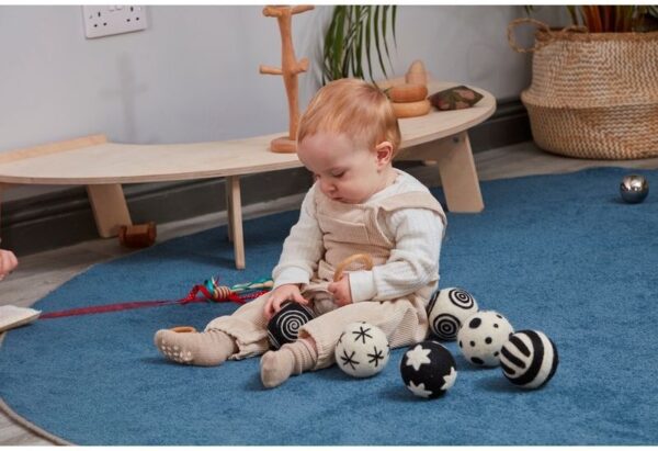 baby met set van 6 sensorische ballen zwart/wit