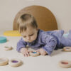 55PBCDBLU_2 Kind speelt met sensorische donuts