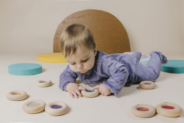 55PBCDBLU_2 Kind speelt met sensorische donuts