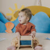 kind speelt met roller