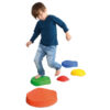 kind met rivierstenen